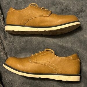 😉Bundle Days😉 The Children’s Place Brown/Tan Dress Shoes Boys Size 13